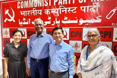 Vietnamese Ambassador to India Nguyen Thanh Hai (2nd from right) and General Secretary of the Communist Party of India D.Raja (3rd from right) in a group photo as part of their meeting in New Delhi on June 17. (Photo: Vietnam Embassy in India)