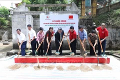 At the July 17 groundbreaking ceremony for the construction of a new semi-boarding kitchen at Kim Dong primary school in the northern border province of Lang Son’s Trang Dinh district. (Photo: VNA)