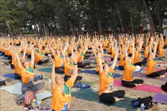 A corner of the large-scale yoga performance celebrating the 10th International Day of Yoga in Binh Thuan province on June 9. (Photo: VNA)