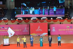 A representative of Brunei receives the flag for the hosting of the 14th ASEAN School Games at the closing ceremony of the 13th edition held in Da Nang city on June 7. (Photo: VNA)