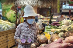 Consumers at a supermarket in HCM City. (Photo: VNA)