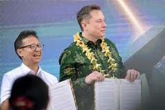 Indonesian Health Minister Budi Gunadi Sadikin (left) and SpaceX CEO Elon Musk attended the inauguration of the Starlink satellite internet service in Denpasar, Bali. (Photo: AFP/VNA)