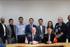 At a meeting between the delegation from the Ho Chi Minh City University of Education and the London South Bank University in London on November 12. (Photo: VNA)