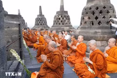 Monks pray on top of Borobudur temple in Magelang, Central Java. (Photo: VNA)