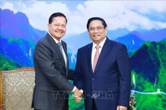 Prime Minister Pham Minh Chinh (R) and visiting Cambodian Deputy Prime Minister Neth Savoeun at their meeting in Hanoi on May 6. (Photo: VNA)