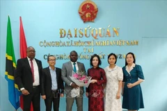 Juvenal Sakubu (3rd from left), a reputable entrepreneur in Burundi, has been appointed as the Honorary Consul of Vietnam in Bujumbura. (Photo: VNA)