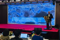 Professor Claus Yding Andersen shares insights into fertility preservation research at the conference. (Photo: VietnamPlus)