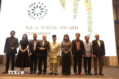 Vietnam's writer Nguyen Binh Phuong (third from right) at the S.E.A. Write Award ceremony in Bangkok on November 25. (Photo: VNA)