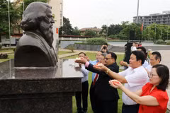 At the floral tribute to mark the 163rd birth anniversary of Indian poet Rabindranath Tagore (May 7, 1861 - 2024) at the international friendship park in Bac Ninh province. (Photo: VNA)