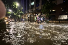 Prolonged heavy rain causes flooding on Tong Dan street in Hoan Kiem district of Hanoi. (Photo: VNA) 
