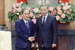 President To Lam (R) and Suga Yoshihide, special envoy of Japanese Prime Minister and former PM of Japan, at their meeting in Hanoi on July 25 (Photo: VNA)