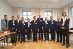 The Vietnamese delegates in a group photo with Hesse Minister of Culture, Education, and Opportunity Armin Schwarz. (Photo: VNA)