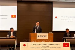 Chargé d’affaires Nguyen Duc Minh at the Vietnamese Embassy in Japan speaks at the ceremony (Photo: VNA)