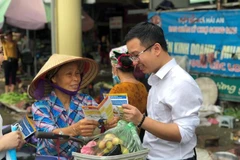 Introducing voluntary social insurance policy for a migrant worker. (Photo: VNA)