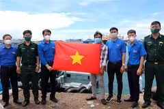 National flags presented to fishermen in Binh Thuan