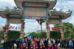 Vietnamese pagodas in Thailand get Vietnamese nameplates