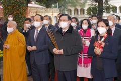 Top legislator offers incense to ancestors at Thang Long Royal Citadel
