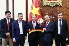 President Nguyen Xuan Phuc receives football coaches