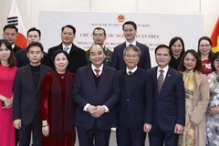 President Nguyen Xuan Phuc meets Vietnamese community in RoK