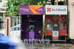 ATMs not busy, banking apps congested as Tet nears