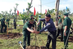 Young Vietnamese, Cambodian border guard officers meet