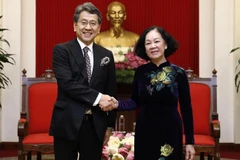 Party official hosts Japanese international bank leader