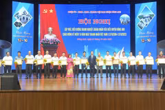 Hanoi enterprises assisted to surmount difficulties, fulfill social responsibility