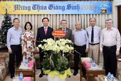 Officials share joy with religious communities in Xmas season in HCM City