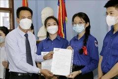 Scholarships offered to Nguyen Du bilingual school students in Laos