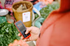 Quang Ninh pilots cashless market model