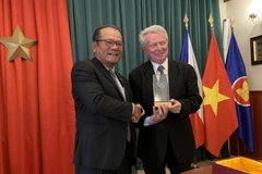 Czech writer wins Vietnamese national information service award