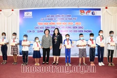 Soc Trang: 110 scholarships presented to needy students