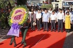 NA Chairman offers incense in tribute to martyrs in Quang Ngai