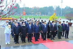 Leaders pay tribute to President Ho Chi Minh ahead of Tet