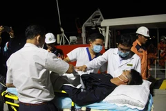Sick Chinese sailor brought ashore for treatment in Khanh Hoa