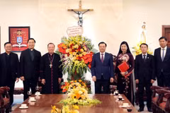 Hanoi Party leader extends Christmas greetings to local Catholics