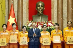 President meets outstanding workers in electricity industry