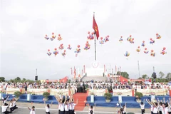 President attends Quang Tri’s flag-raising ceremony marking Reunification Day