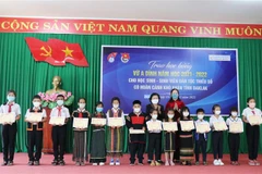 Scholarships presented to ethnic students in Dak Lak 