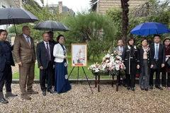 Embassy organises trip paying tribute to President Ho Chi Minh in French cities