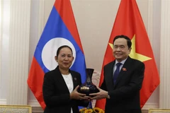 Lao NA Secretary General welcomed in Vietnam