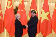 Welcome ceremony with cannon salute held for Vietnamese Party leader in China 
