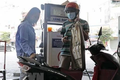Petrol prices continue to rise by nearly 1,000 VND per litre