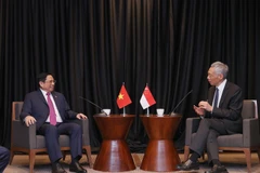 Vietnam, Singapore Prime Ministers agree to promote high-level visits
