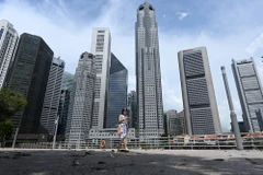 Singapore economy posts 7.6 percent growth in 2021