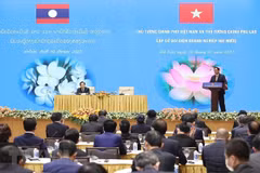 Vietnamese, Lao PMs meet business communities