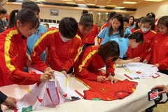 Vietnamese women's football squad warmly welcomed in Paris 