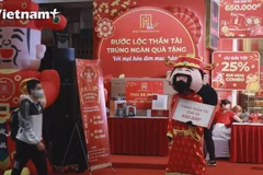 People queue to purchase gold on God of Wealth Day