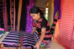 Ethnic people strive to keep traditional craft alive