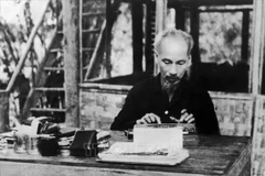 President Ho Chi Minh works at the Viet Bac war zone during the resistance war against over the French colonialists (Photo: VNA)